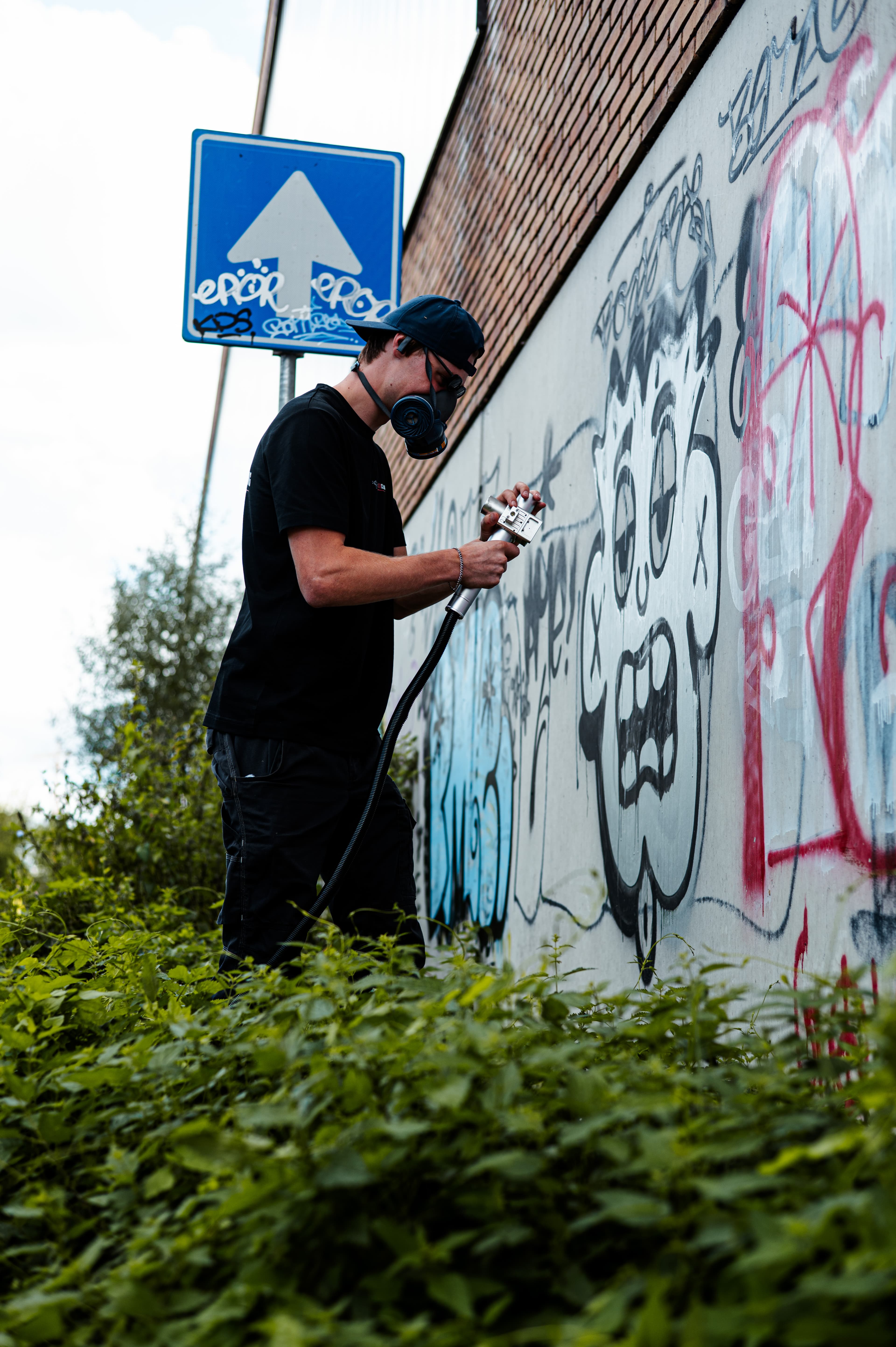 LCE Laser Cleaning — graffiti removal, apparaat en masker in beeld
